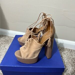 Aquazzura heels in suede.